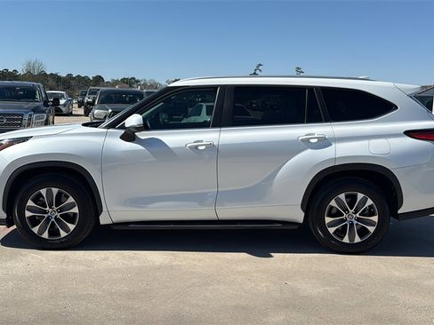 Certified 2023 Toyota Highlander XLE image 2