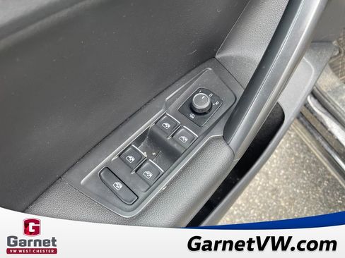 Used 2021 Volkswagen Tiguan SE image 12