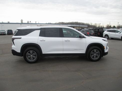 Used 2024 Chevrolet Traverse LS image 4