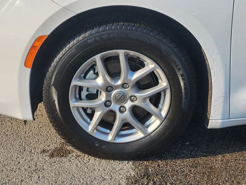 Used 2023 Chrysler Voyager LX image 13