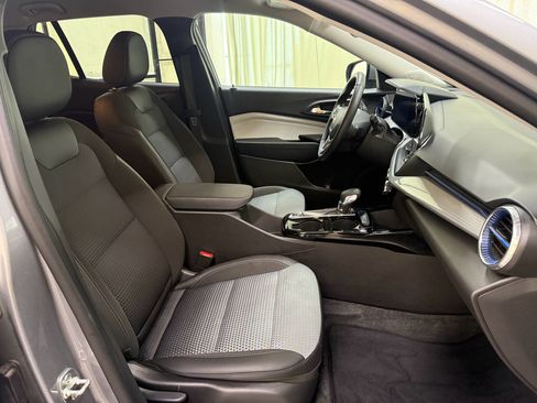 Certified 2025 Chevrolet Trax LT w/ LT Convenience Package FWD image 23
