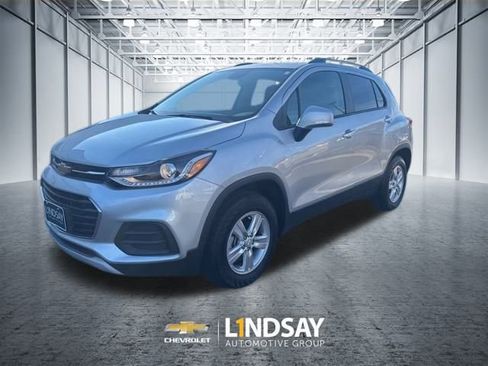 Used 2022 Chevrolet Trax LT w/ LT Convenience Package image 3