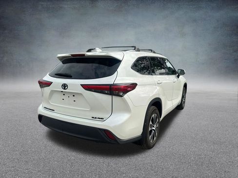 Used 2021 Toyota Highlander XLE image 6