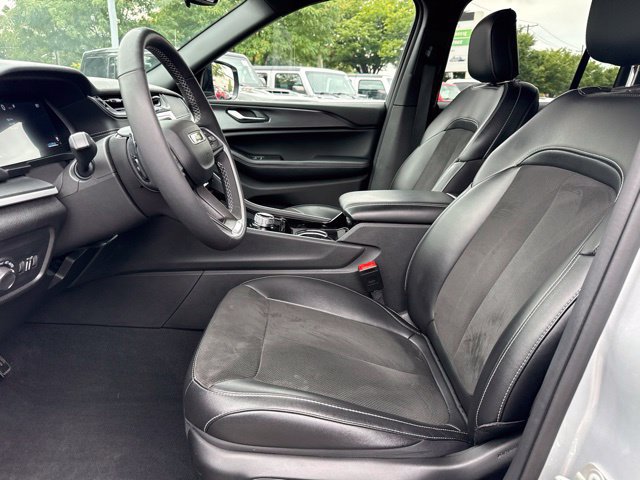 Used 2023 Jeep Grand Cherokee Altitude AWD/4WD image 19