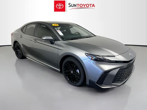 Used 2026 Toyota Camry SE FWD image 1