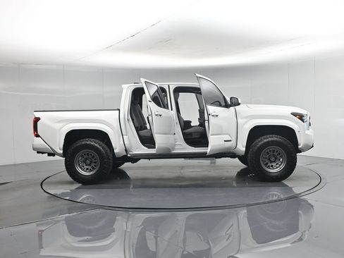 Used 2025 Toyota Tacoma SR5 AWD/4WD image 4