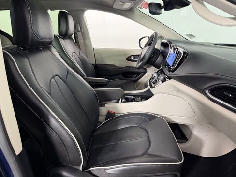 Used 2024 Chrysler Pacifica Limited image 34