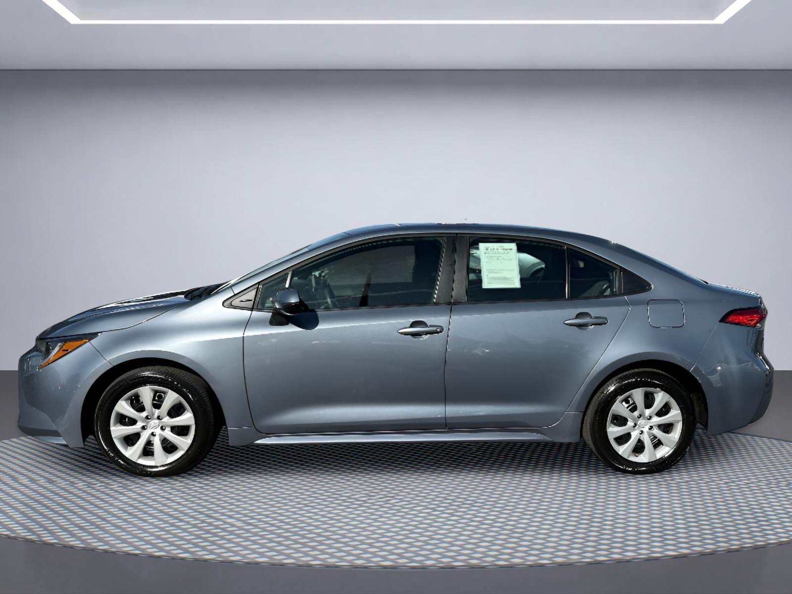 Used 2025 Toyota Corolla LE FWD image 2