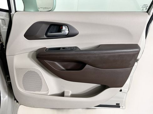 Used 2017 Chrysler Pacifica Touring-L w/ Tire & Wheel Group image 33