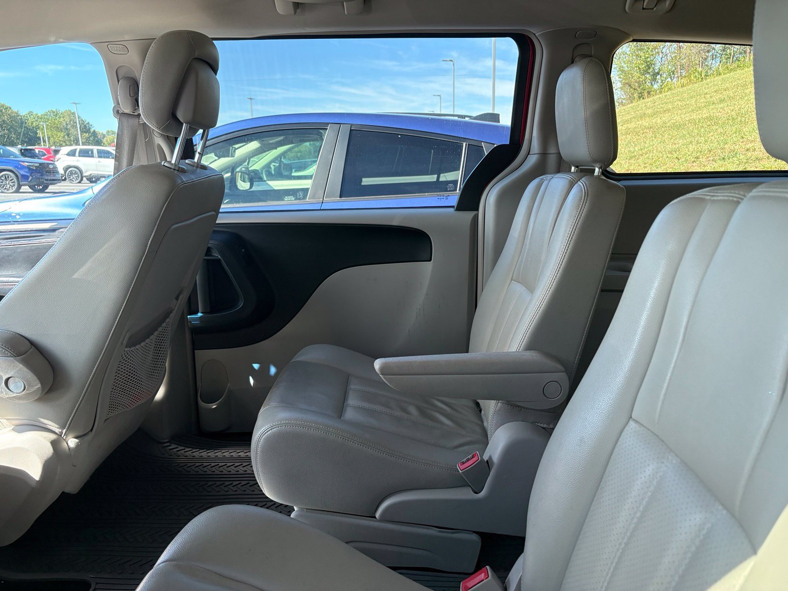 Used 2012 Chrysler Town & Country Touring w/ Entertainment Group #1 FWD image 8