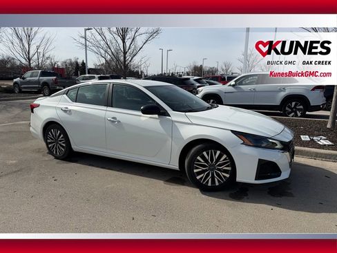 Used 2025 Nissan Altima 2.5 SV image 4