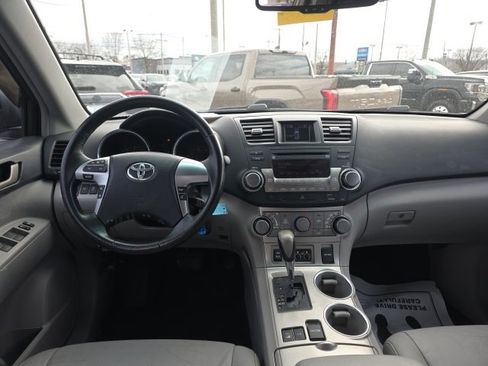 Used 2011 Toyota Highlander SE w/ Tow Pkg image 13