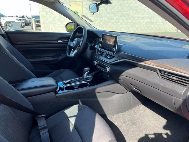 Used 2024 Nissan Altima 2.5 SV FWD image 11