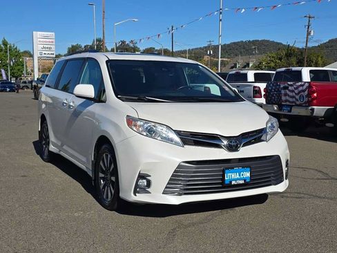 Used 2019 Toyota Sienna XLE w/ XLE Navigation Package AWD/4WD image 7