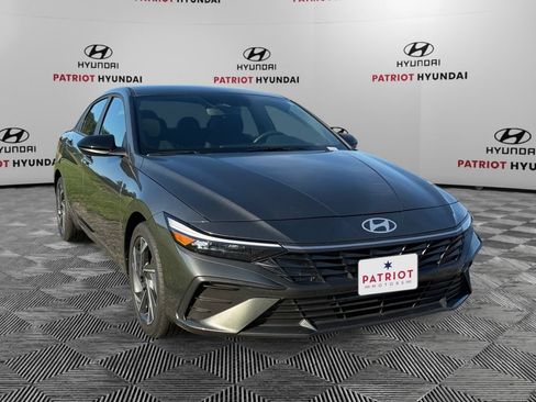 Certified 2025 Hyundai Elantra Sport FWD image 1