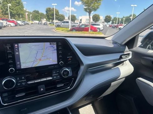 Used 2021 Toyota Highlander XLE AWD/4WD image 11