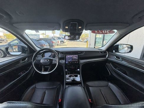 Used 2023 Jeep Grand Cherokee Limited w/ Black Appearance Package AWD/4WD image 31