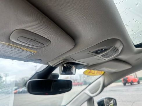 Used 2024 Chrysler Pacifica Limited image 37