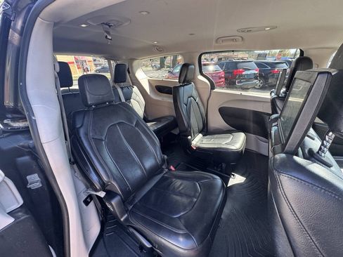 Used 2017 Chrysler Pacifica Touring-L Plus w/ Advanced Safetytec Group FWD image 29