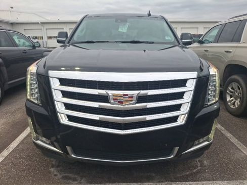Used 2017 Cadillac Escalade Luxury image 2