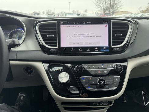 Used 2023 Chrysler Pacifica Touring-L image 22