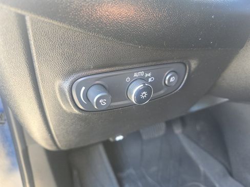 Used 2020 Chevrolet Equinox LT w/ Driver Convenience Package image 19