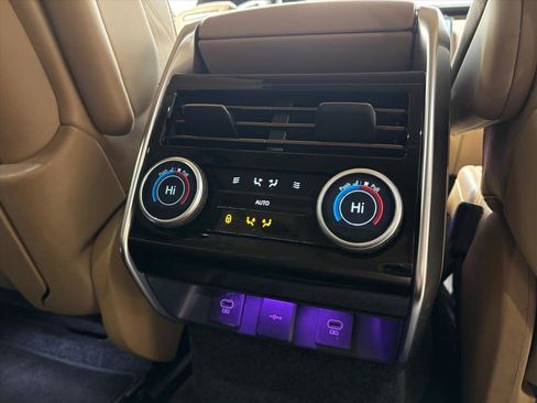 Used 2023 Land Rover Range Rover Long Wheelbase SE image 38