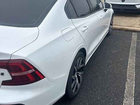 Used 2019 Volvo S60 T6 Momentum image 9