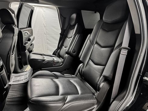 Used 2017 Cadillac Escalade Luxury AWD/4WD image 8
