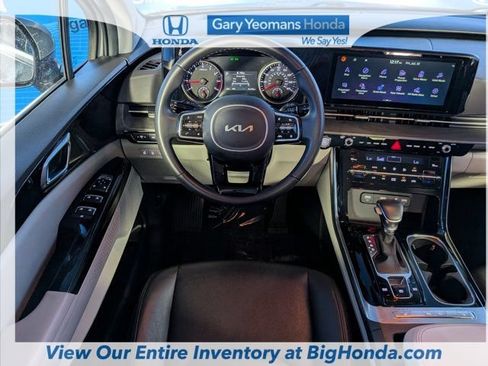 Used 2024 Kia Carnival EX FWD image 16