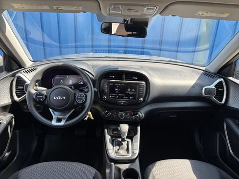 Used 2025 Kia Soul LX w/ LX Technology Package FWD image 30