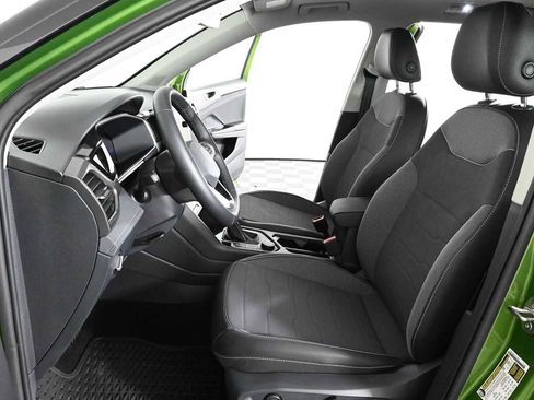 Certified 2025 Volkswagen Taos SE AWD/4WD image 18