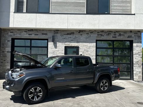 Used 2017 Toyota Tacoma TRD Sport w/ Tow Package (A/T) AWD/4WD image 9