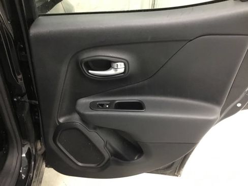 Used 2023 Jeep Renegade Latitude AWD/4WD image 34