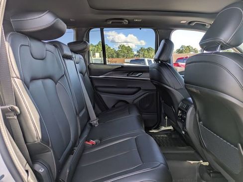 New 2025 Jeep Grand Cherokee Limited w/ Luxury Tech Group II image 33