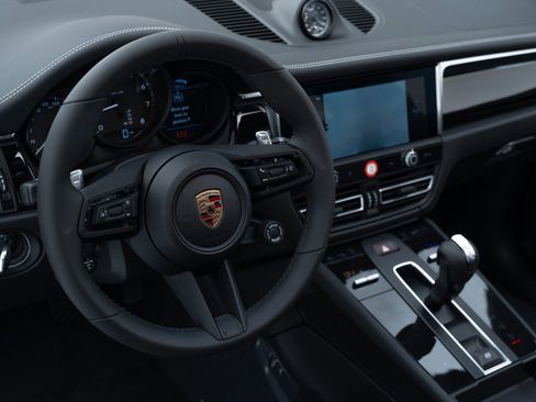 Certified 2025 Porsche Macan AWD/4WD image 21