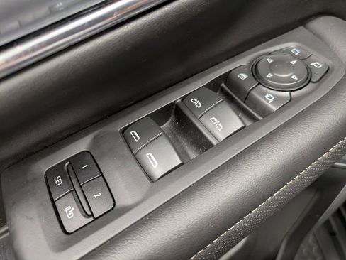 Used 2023 GMC Yukon SLT w/ SLT Luxury Package image 9