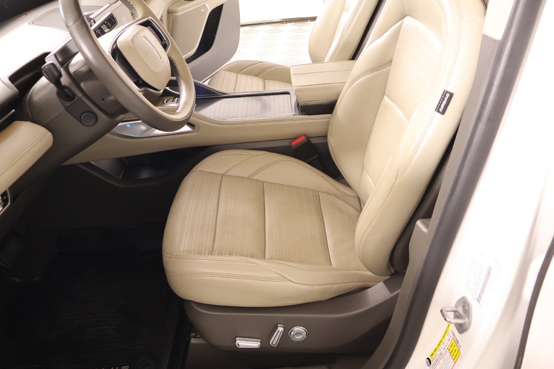 Used 2025 Lincoln Nautilus Reserve w/ Jet Appearance Package AWD/4WD image 13