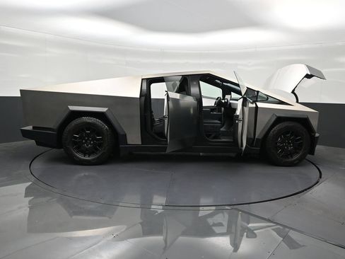 Used 2024 Tesla Cybertruck AWD Crew Cab image 36