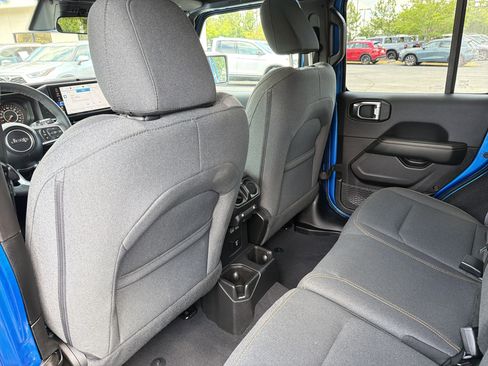 Used 2025 Jeep Wrangler Unlimited Sahara AWD/4WD image 15
