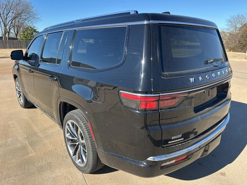 Used 2023 Jeep Wagoneer Series III w/ Premium Group I image 2