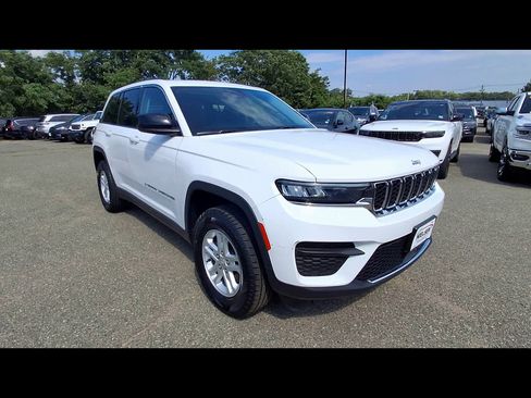 Used 2023 Jeep Grand Cherokee Laredo w/ Luxury Tech Group I AWD/4WD image 2