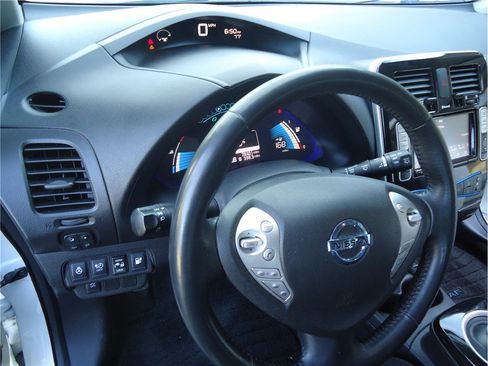 Used 2016 Nissan Leaf SV w/ Premium Package FWD image 29