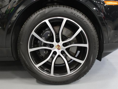 Certified 2025 Porsche Cayenne image 14