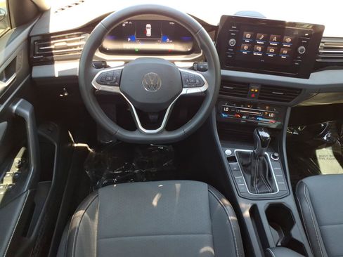 Certified 2025 Volkswagen Jetta SE FWD image 23