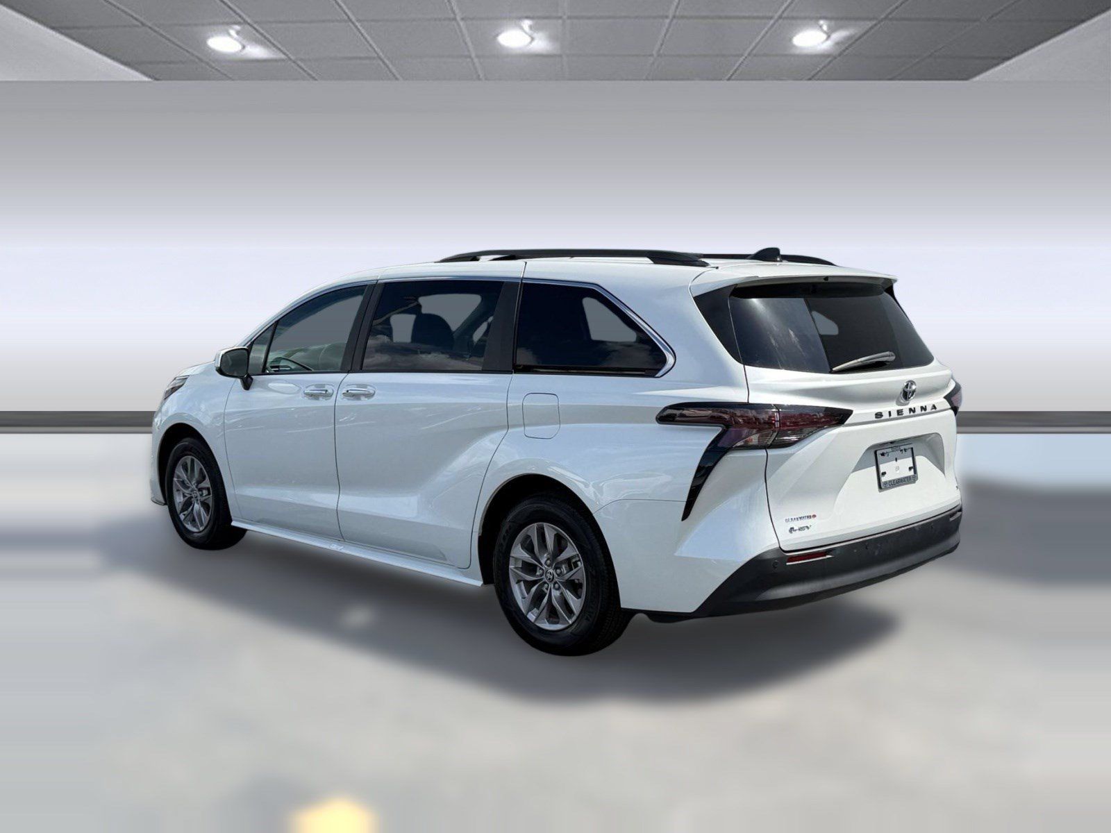 Used 2026 Toyota Sienna XLE FWD image 3