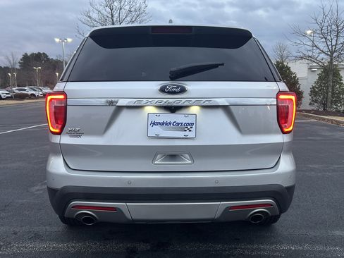 Used 2017 Ford Explorer XLT w/ Equipment Group 202A image 8