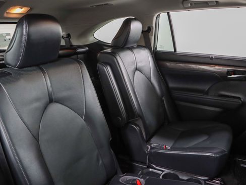 Used 2023 Toyota Highlander Limited image 32