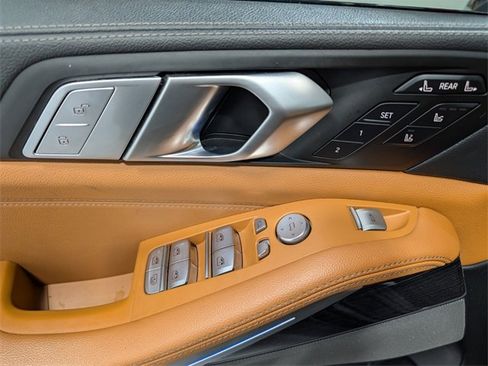 Used 2022 BMW X7 M50i w/ Dynamic Handling Package image 17