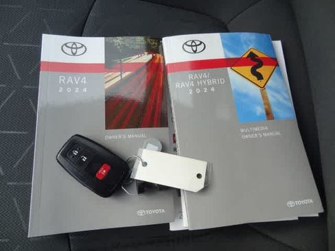 Used 2024 Toyota RAV4 XLE FWD image 29